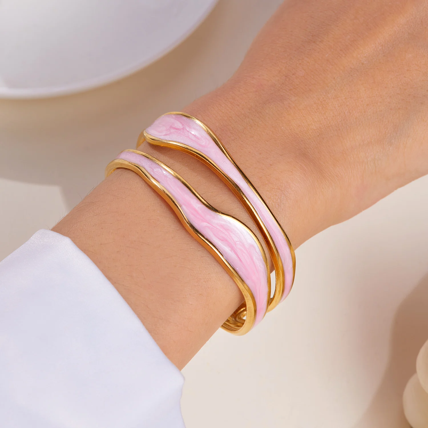 Offenes Vintage-Armband aus weißem Emaille-Edelstahl für Damen, einfaches Metall, unregelmäßige Form, geometrisches Armband, kein Verblassen von Schmuck – Detail 11