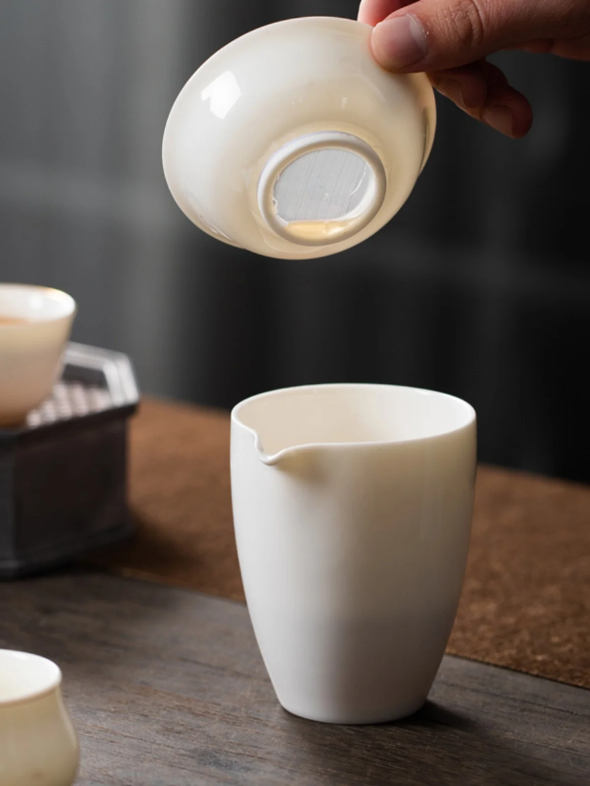 طقم شاي من البورسلين الأبيض مع كوب عام ووعاء تحضير الشاي بغطاء زجاجي وفلتر من البورسلين اليشبي #5