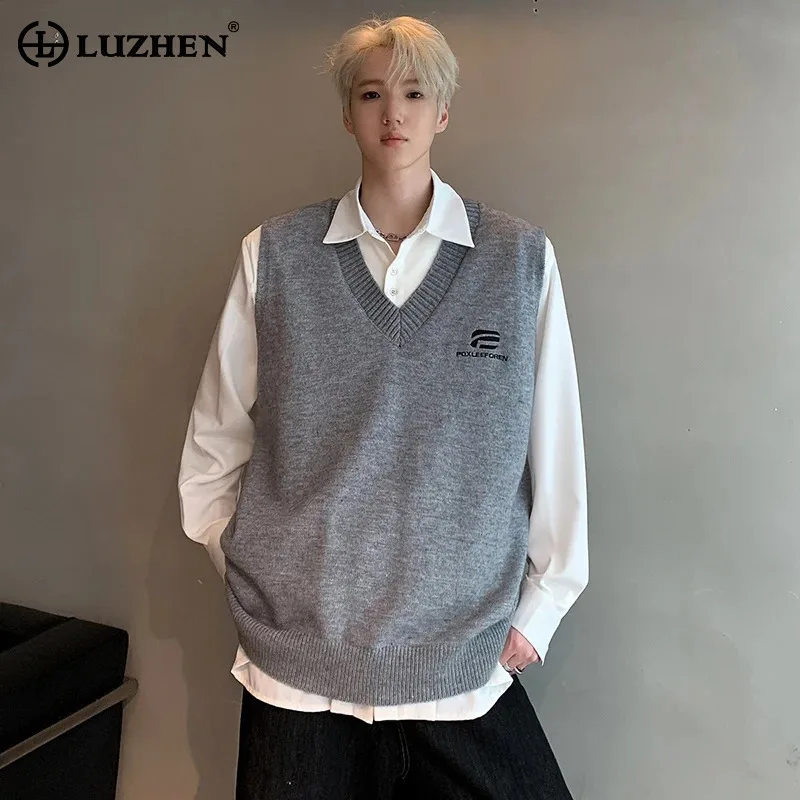 

LUZHEN Fashion Embroidery Logo Korean Elegant Sleeveless Knitted Vest Men's 2025 New High Quality Handsome Sweater Tops JY3394