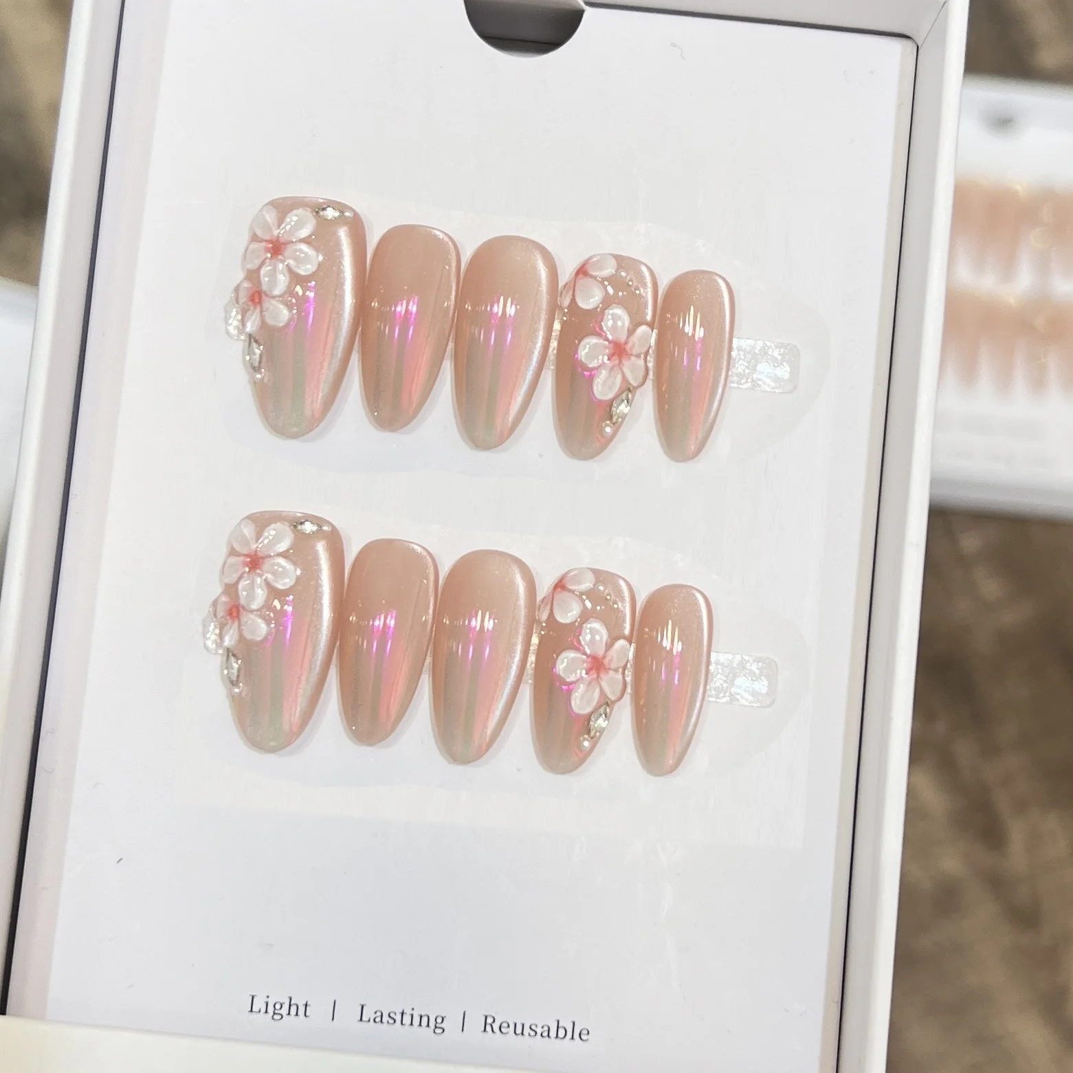 10 قطعة الصحافة اليدوية على الأظافر قصيرة مستديرة القط العين أظافر وهمية نصائح مع الزهور الزرقاء الصفراء يمكن ارتداؤها Ins الحلو الأظافر الكورية كاذبة