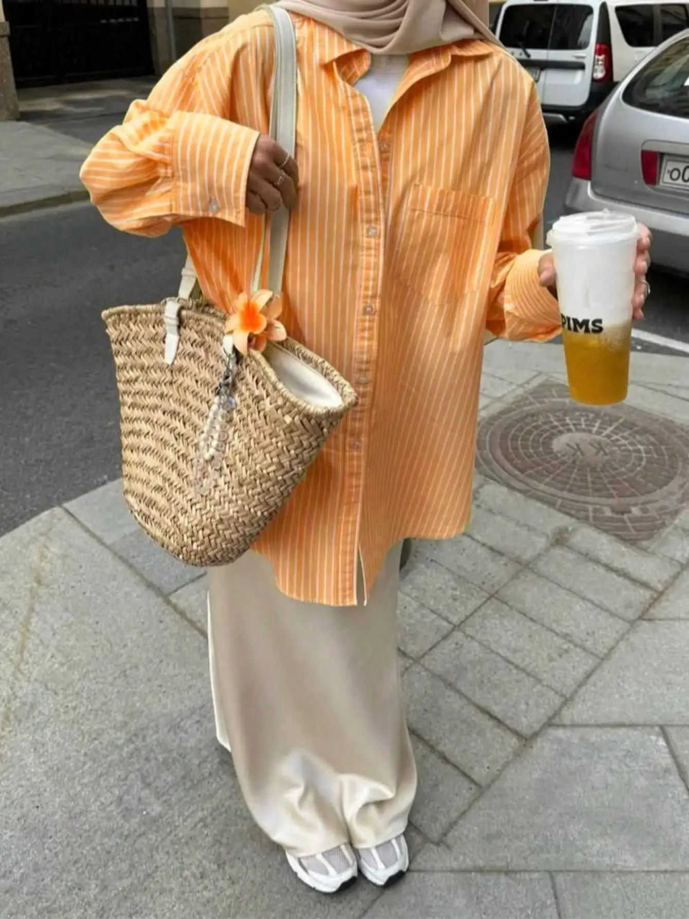 Damska koszula w jaskrawo pomarańczowe paski, styl casual na wczesną jesień, street style z kieszenią, idealna do chodzenia i dojazdów do pracy.