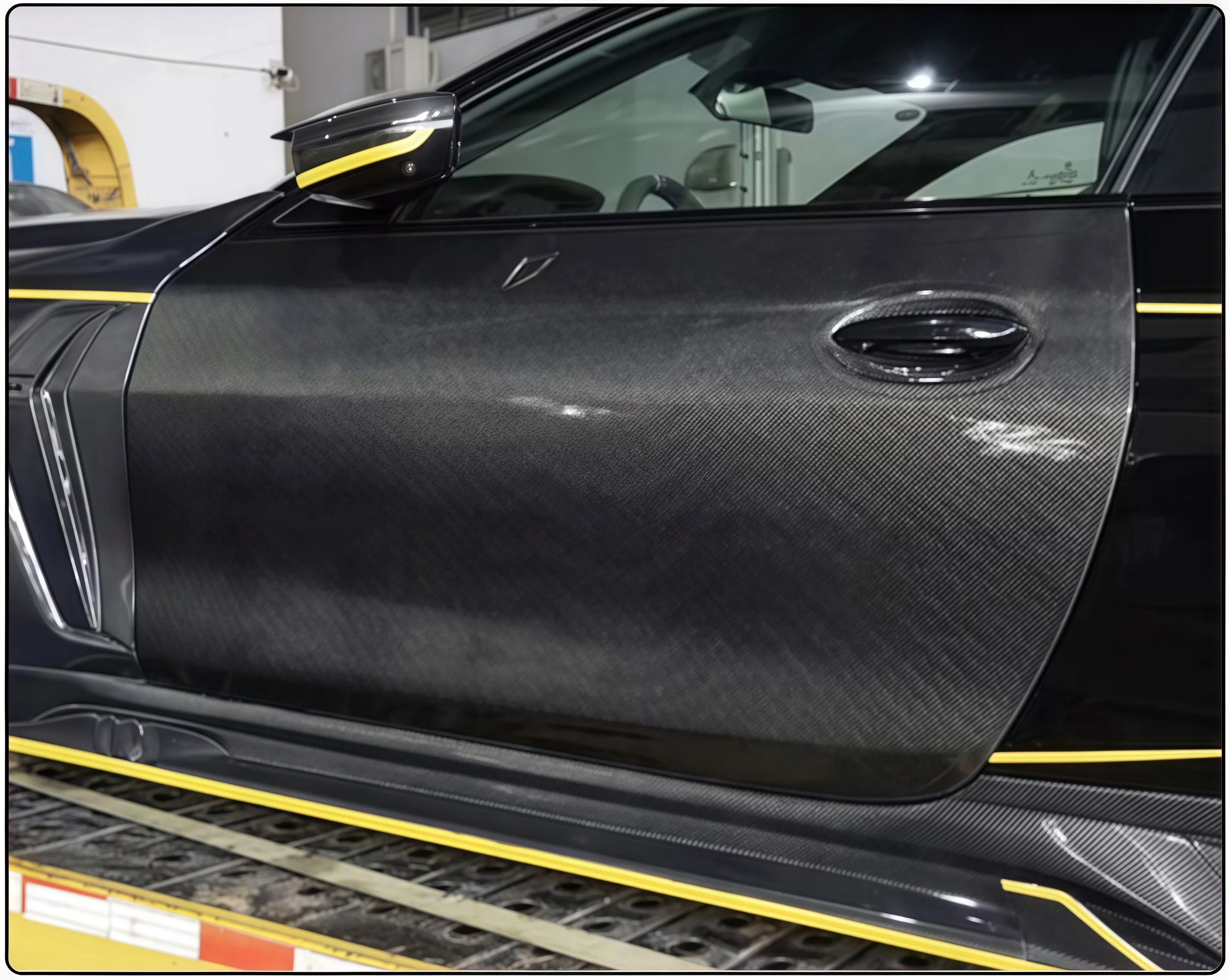 أبواب سيارة من ألياف الكربون الجافة الحقيقية عالية الأداء مناسبة للوحة باب ألياف الكربون الجافة BMW M4 G82