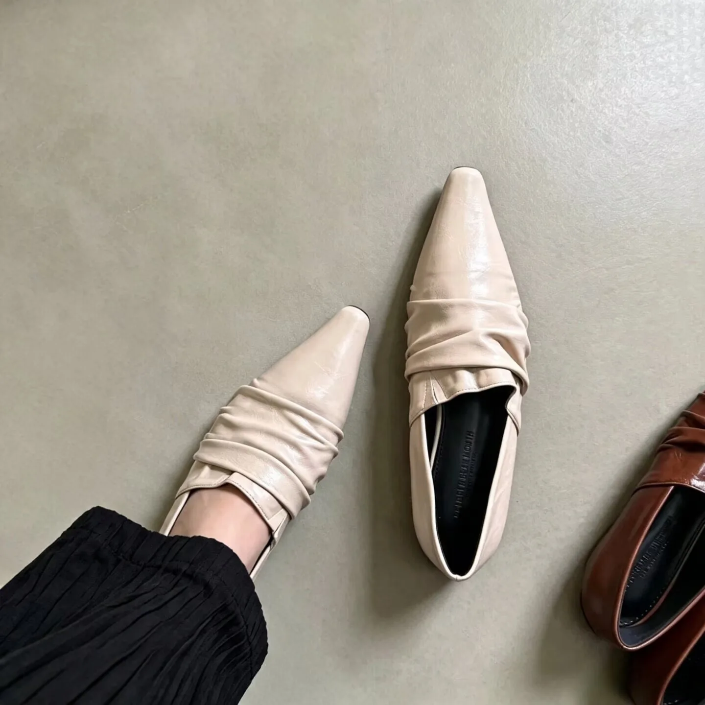 New Commuter Black 2026 Fashion Ruched Flats Women Hidden Wedge Pointed Toe French