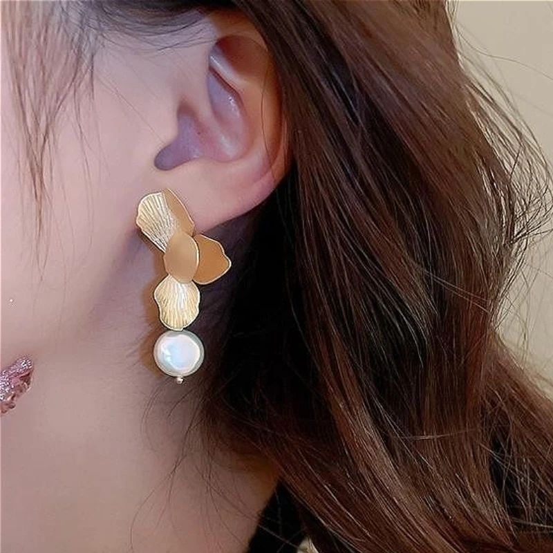 

S925 Silver Needle Chic Fold Texture Metal Pearl Flower Stud Earring for Women Fine Jewelry High Luxury Vintage Accessories