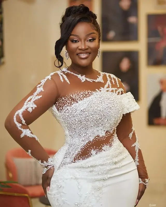 Maßgeschneidertes weißes Hochzeitskleid in Übergröße mit Spitze und Perlen, bodenlange Brautkleider