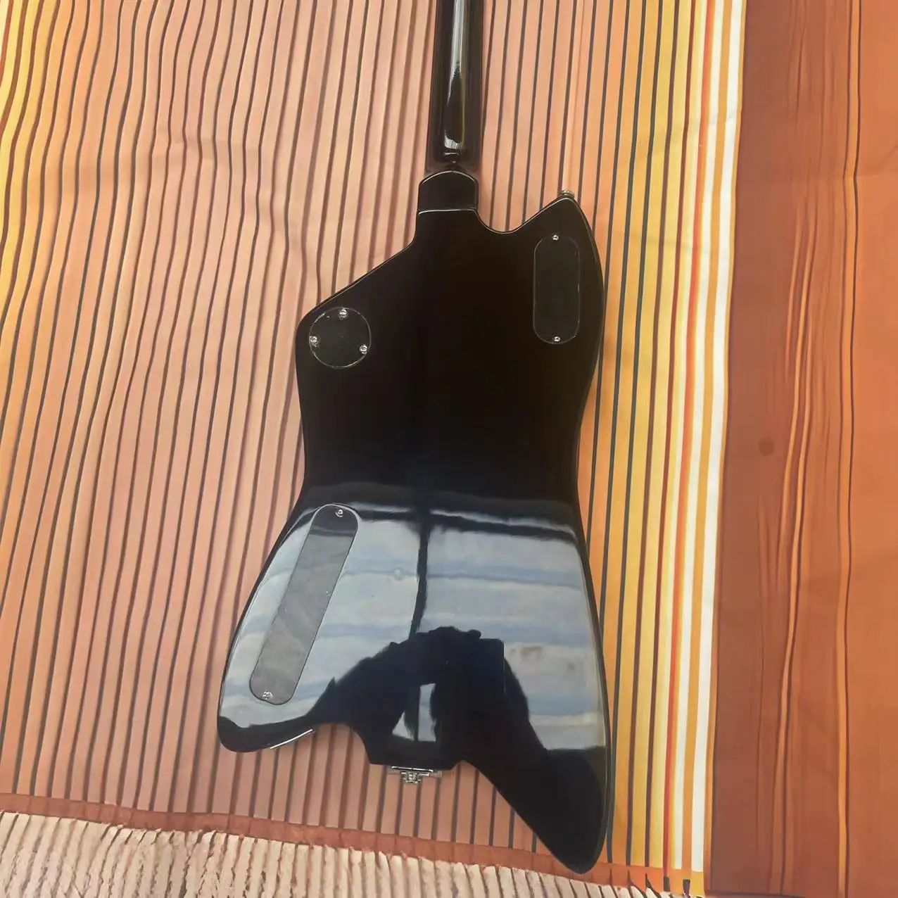 Electric guitar with 6 strings, metal silver body, rosewood fingerboard, maple track, real factory pictures, can be shipped with