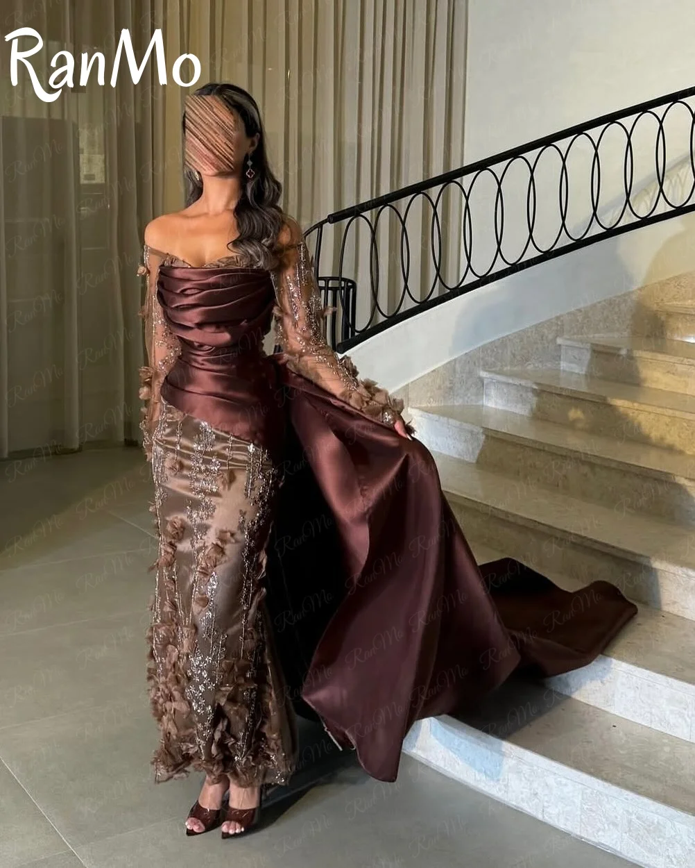 فساتين سهرة من Ranmo مخصصة باللون البني عالية الجودة مزينة بالزهور ومزينة بالترتر بدون أكتاف وذيل طويل