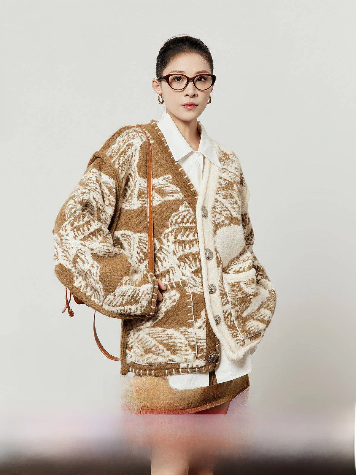 

Khaki Knitted Sweater Women's V-ne Splicing Lazy Loose Knitted Jaet Spring 2026 New Sle Casual Loose Animal Pattern