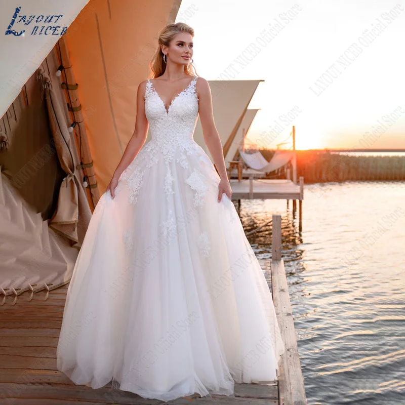 Layout niceb apliques correias vestidos de casamento rendas-up vestido de noiva sem costas praia v-neck vestidos de novia playa feito sob encomenda Appliques Tiras Vestidos de Noiva Vestidos de Noiva sem Rendas V-Neck