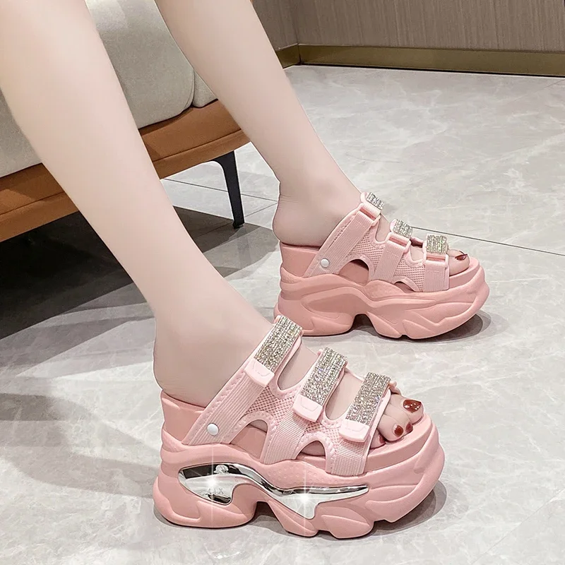 10 سنتيمتر إسفين الكعوب النعال للنساء 2025 جديد الصيف صنادل أرضية عالية امرأة سميكة القاع عدم الانزلاق الأسود شاطئ الوجه يتخبط