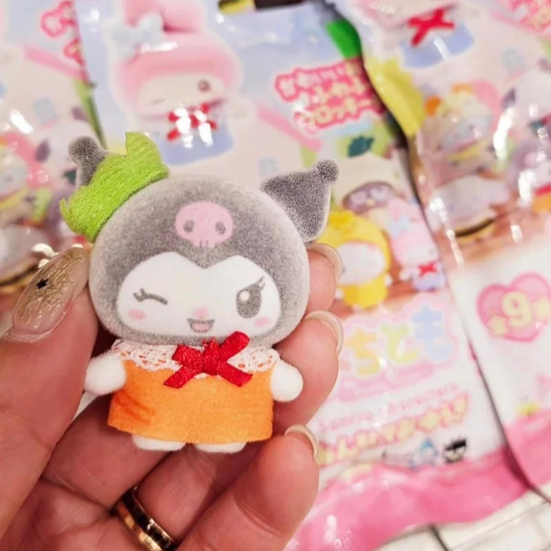 

В наличии: Оригинальные аниме-фигурки HelloKitty и Kuromi из серии "Давайте устроим садовую вечеринку вместе", 4 см, декоративные настольные игрушки, подарок