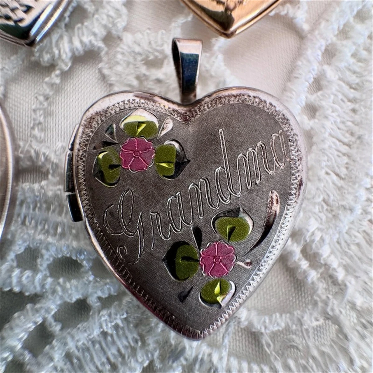 Retro Love Box Anhänger Halskette Herzförmiges Elliptisches Muster Graviert Vergoldet Farbbeständig – Detail 4