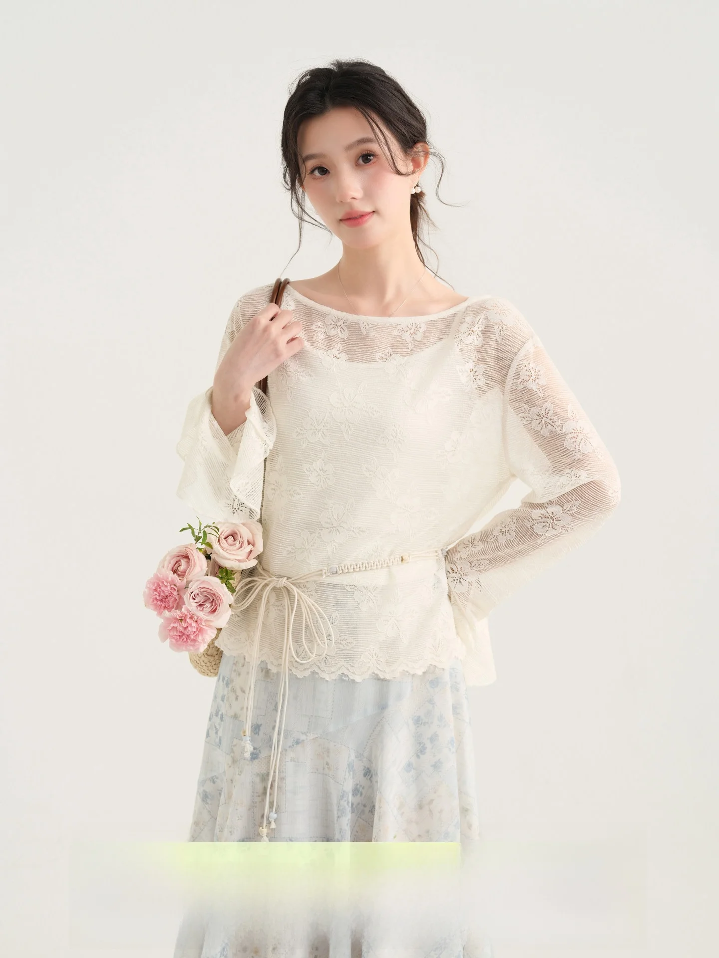 

Женский весенний комплект из трех предметов в стиле Easy Holiday Tour: топ на бретельках, юбка с высокой талией и кружевными рукавами-колокол.