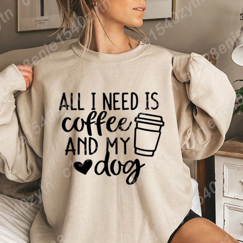 Nuova felpa senza cappuccio da donna tutto ciò di cui ho bisogno è il Pullover girocollo con stampa di caffè e cane moda Cool Soft Ladies Casual Pullover