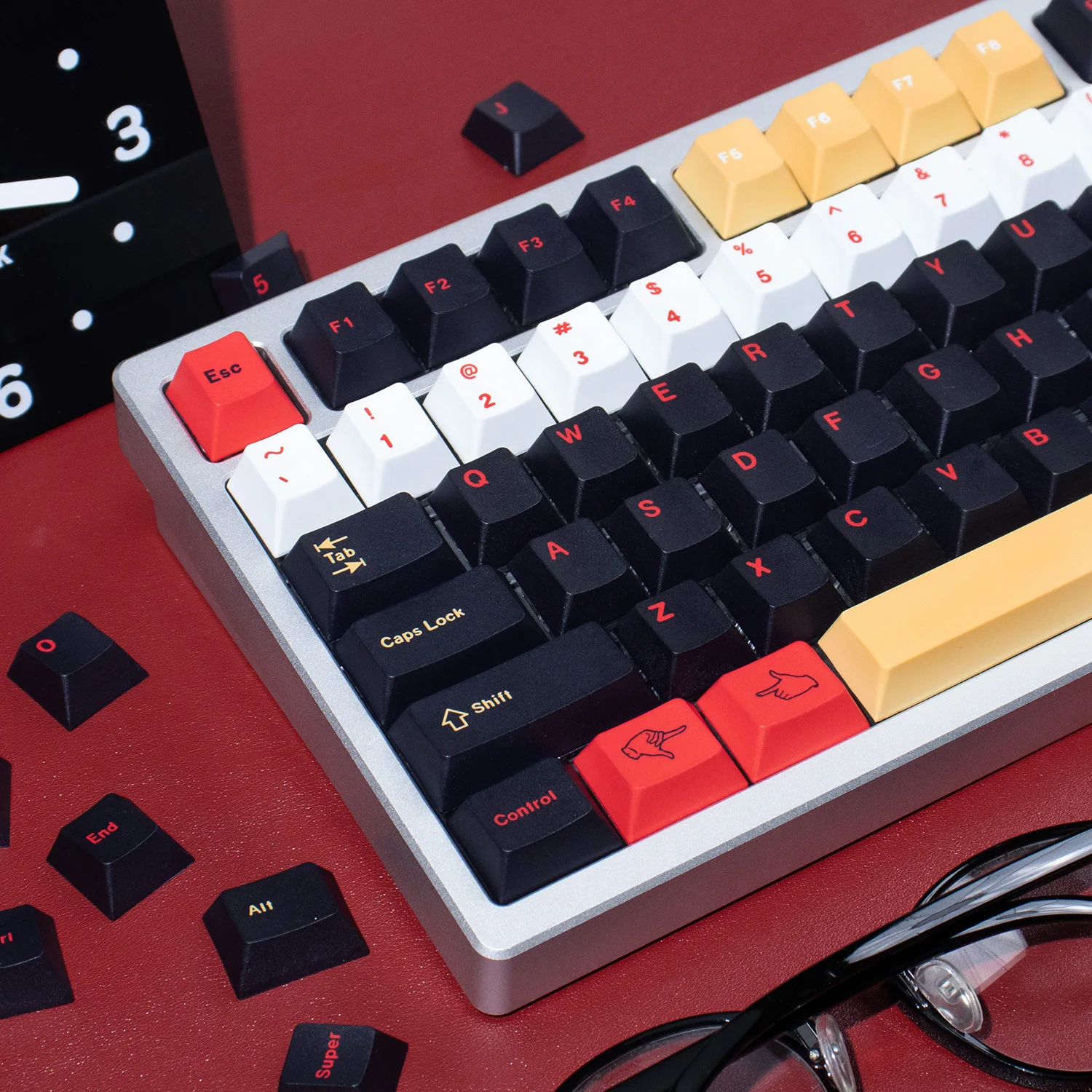 

Chainsaw Man Keycaps Set Cherry Profile PBT Thermal Sublimation Red Black Anime Theme Keycap for Mechanical Keyboard 129 Keys