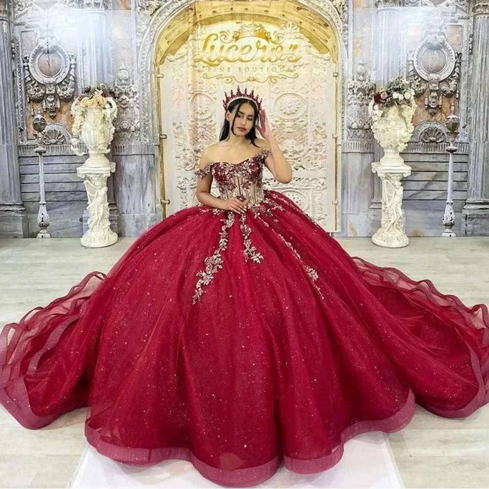 

Блестящие бордовые платья принцессы Quinceanera с открытыми плечами Vestidos De 15 лет аппликация вечернее кружевное, бальное платье на день рождения