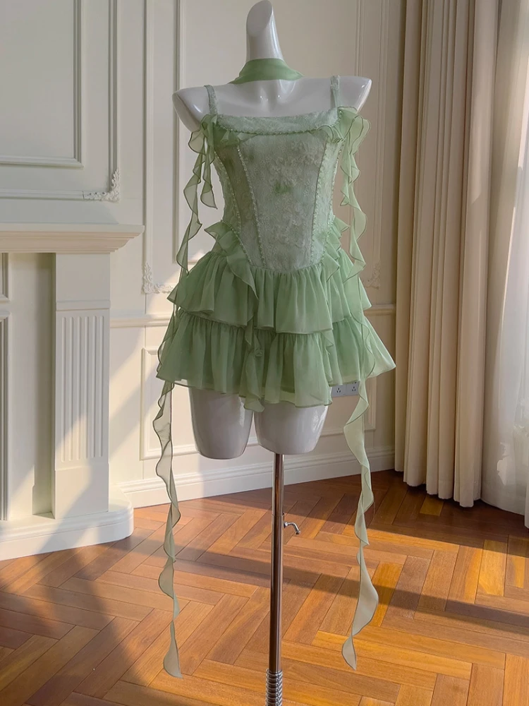 Sukienka Ele ort Lace Dr z falbankową spódnicą i jednokolorową sukienką druhny z ramiączkami, fason A-line dla kobiet.