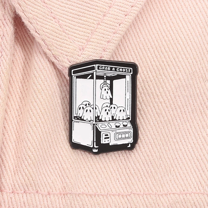 Greifen Sie einen Fhost Emaille Pin Kawaii Vintage Klaue Maschine Halloween Brosche Revers Rucksack Abzeichen Schmuck Zubehör Geschenk für Freunde