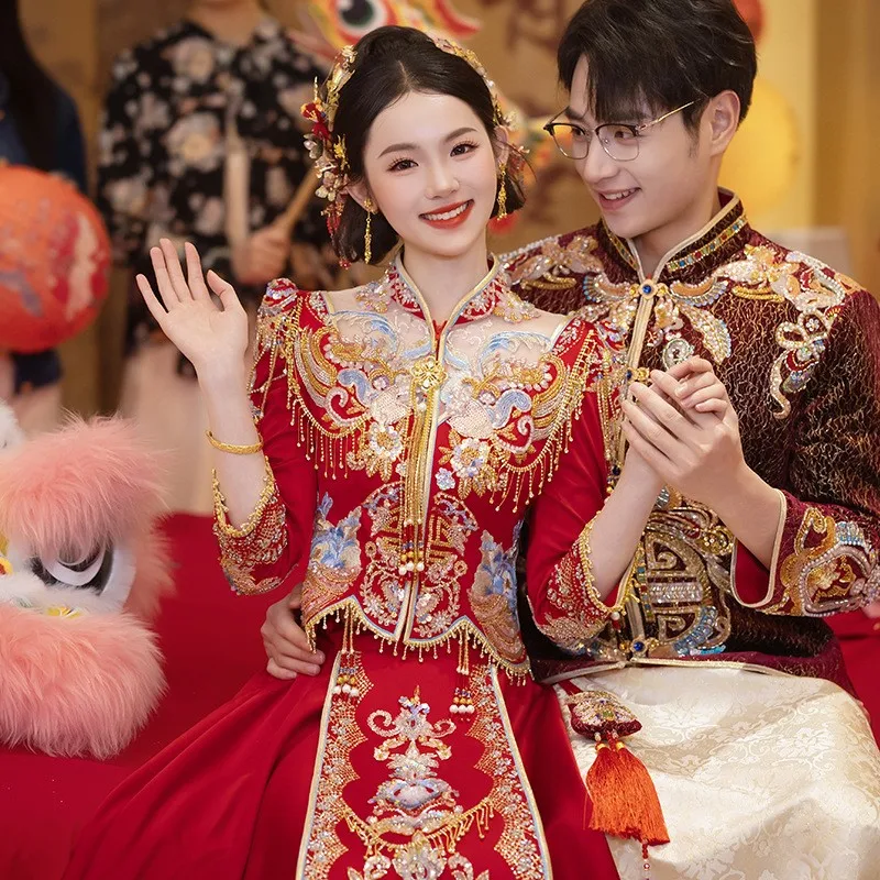 Gaun pesta mewah bergaya Cina yang elegan dengan mahkota phoenix dan jubah merah