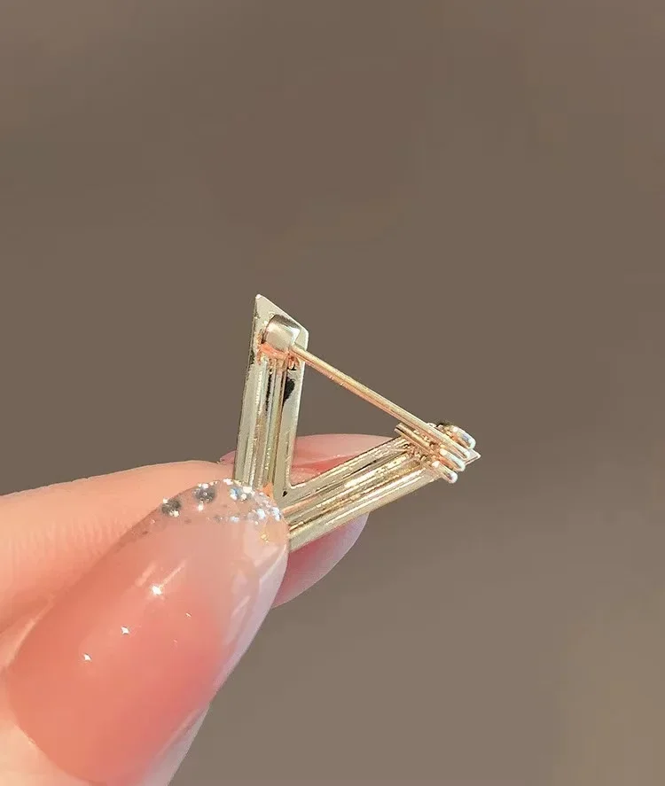 Luxury Full Of Rhinestone Gold Color Letter V Pins Brooches For Women 2024 New Trendy High Quality Geometric Lapel Pins Clothes