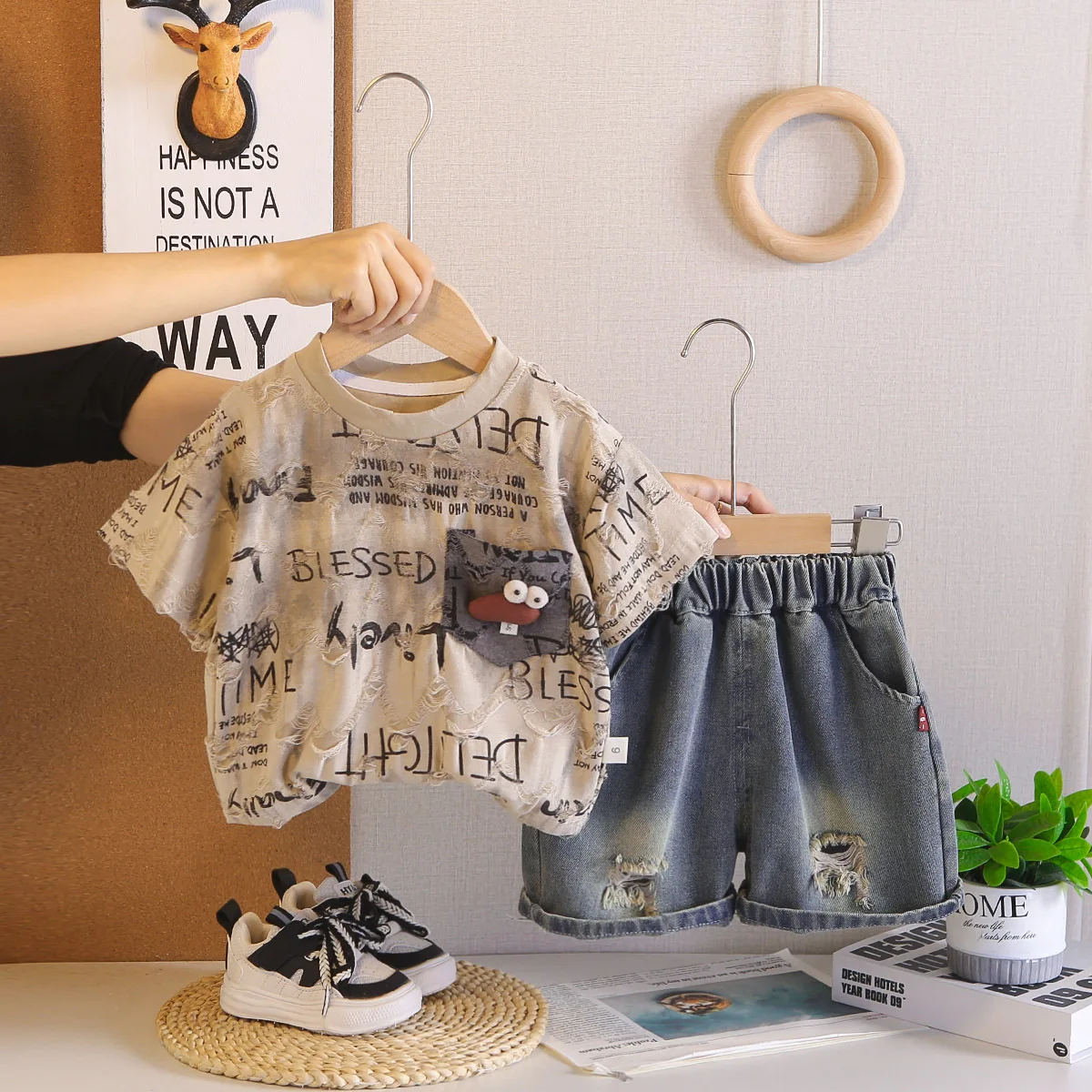 

Летний комплект для мальчика 2026: Новая детская винтажная футболка с буквенным принтом и рваные джинсовые шорты, одежда для мальчиков, детский костюм