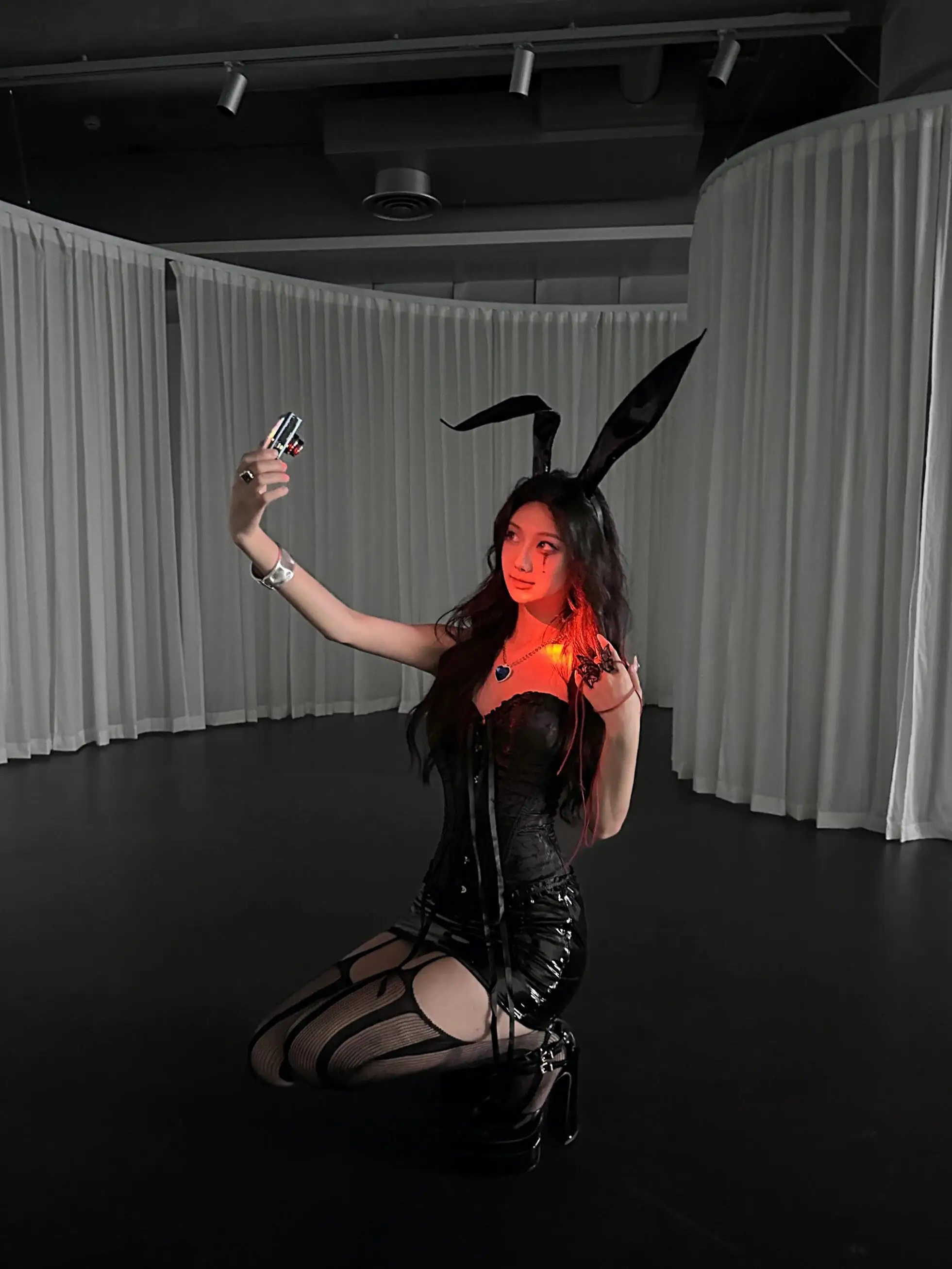 

Комплект из двух предметов: юбка из искусственной кожи с кружевной талией и топ, осенний уличный модный комплект для молодых женщин