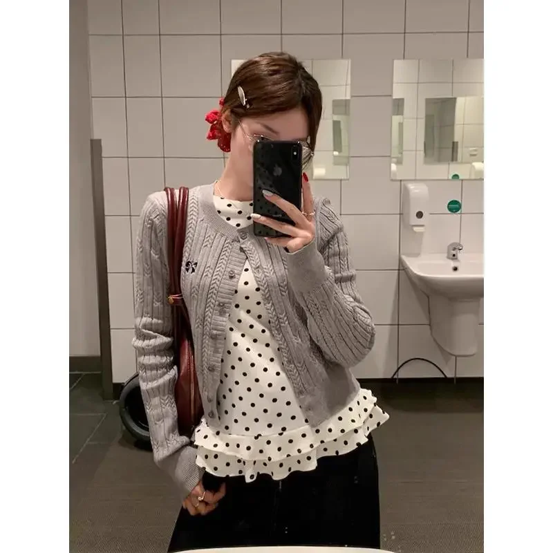 الأبيض البولكا نقطة المرأة تي شيرت تصميم قصير الإحساس الربيع الملابس الداخلية قاعدة قميص مياو سلسلة الكورية نمط الأزهار حافة أعلى #1