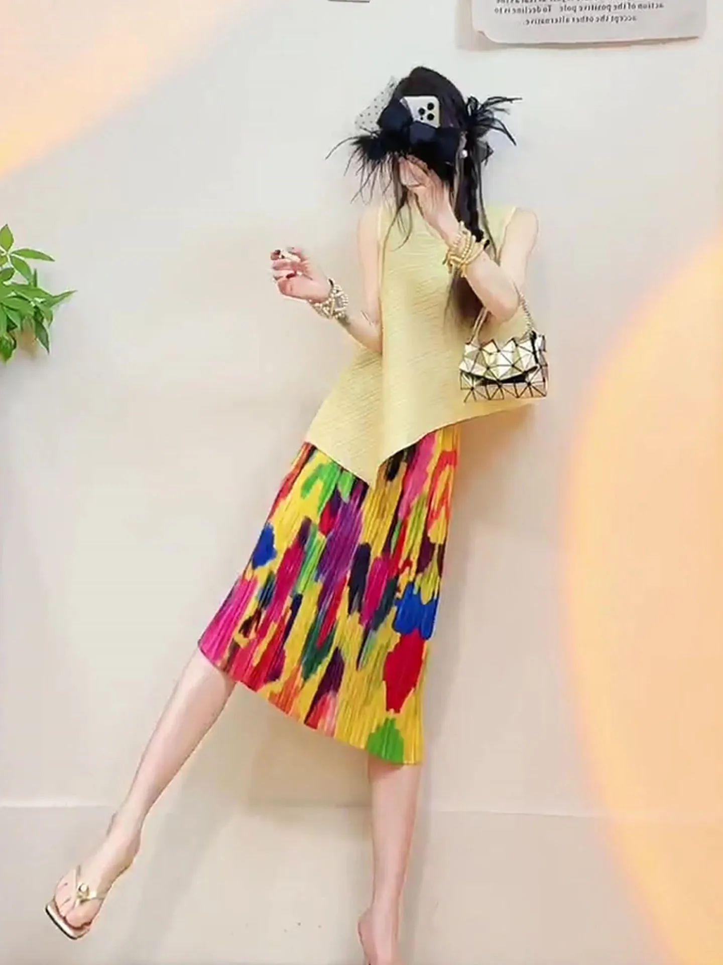 

Шикарный комплект из желтого флуоресцентного топа и юбки. Красивый плиссированный летний модный женский повседневный комплект из двух предметов.