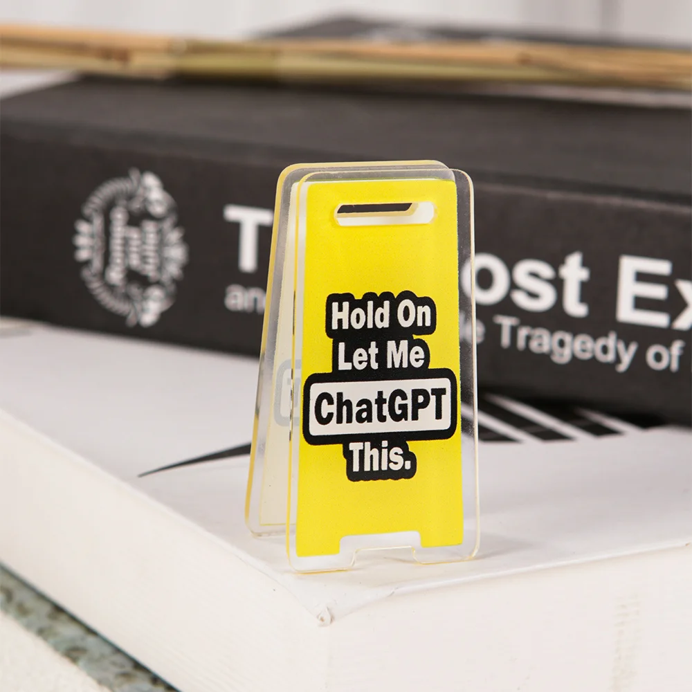 1 قطعة Hold On Let Me Chat GPT هذا مكتب أكريليك تسجيل ديكور مكتب مضحك مع شعار ChatGPT نص ملون هدية متينة على الطاولة