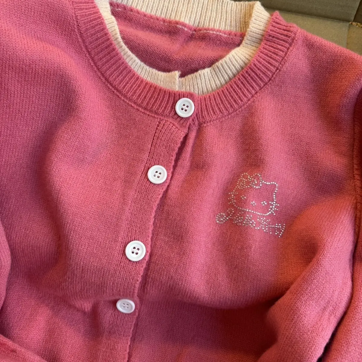 

Женский кардиган Sanrio Hello Kitty, вязаный, осенне-зимний, нежно-розовый, с эффектом двухслойности, в стиле колор-блок, свободного кроя, стройнящий, в нежном стиле