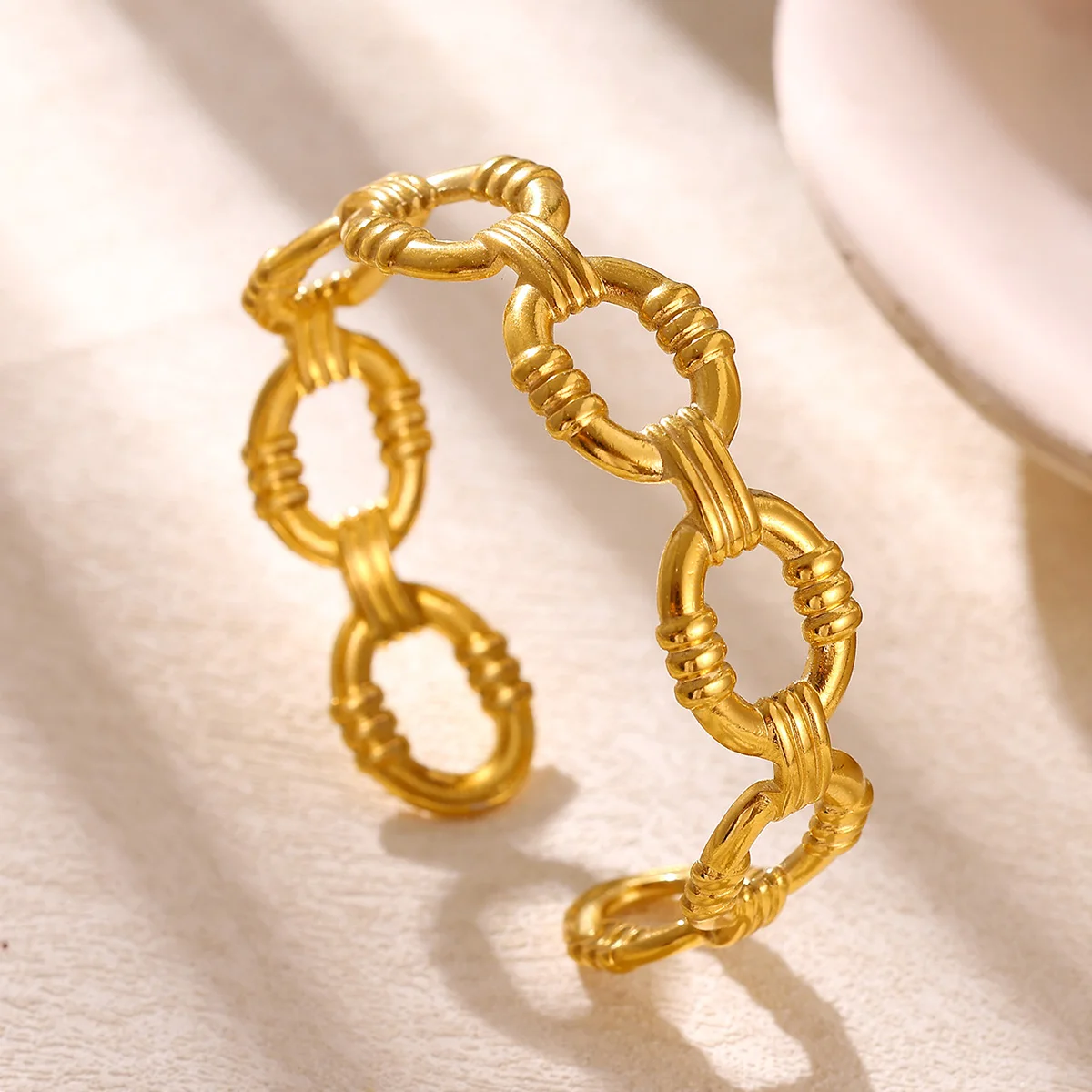 Edelstahl-Armbänder Minimalistisches Design Hohlketten-Armband in Schlossform für Damen Schmuck Bankett-Geschenke Neuer Trend