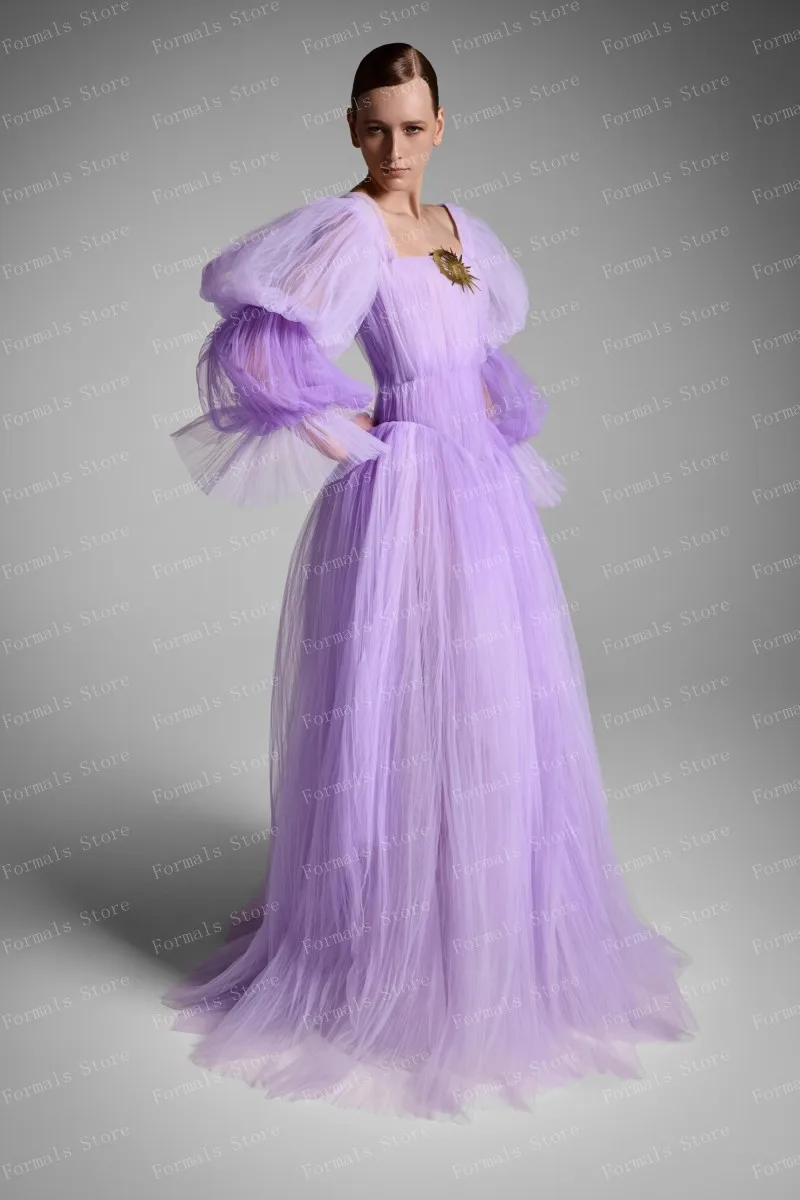 ชุดลาเวนเดอร์พร้อมแขนพองและกระโปรงหลายชั้นมีจีบที่ซับซ้อนและผ้าพลิ้วไหว เข็มกลัดสีทองประดับหน้าอก Enhanci