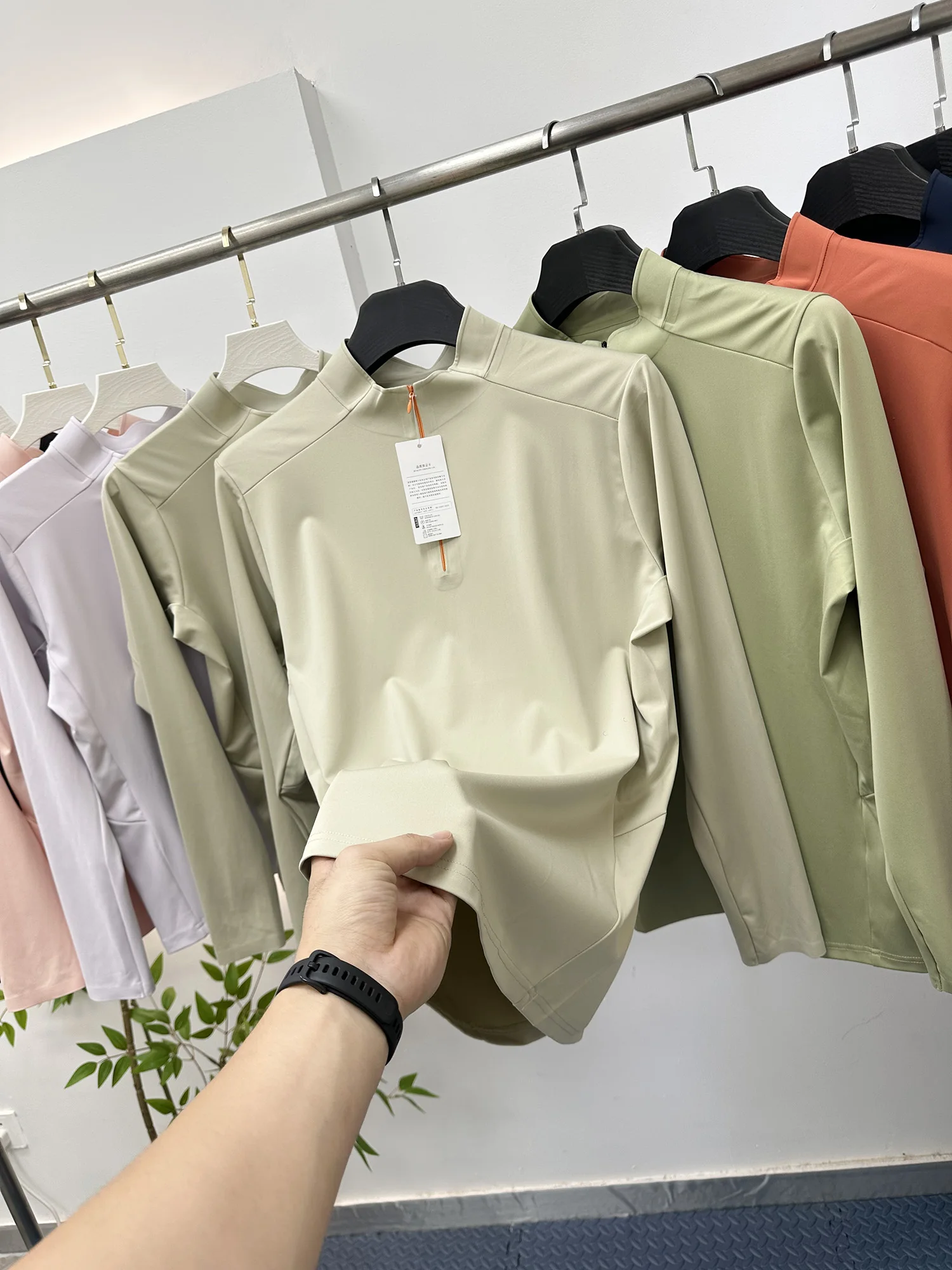 Seamless Trimming Long Sleeve Stand Collar Zipper T-Shirt Outdoor Sports Base Shirt for Couples in Multiple Colors Polyester ...