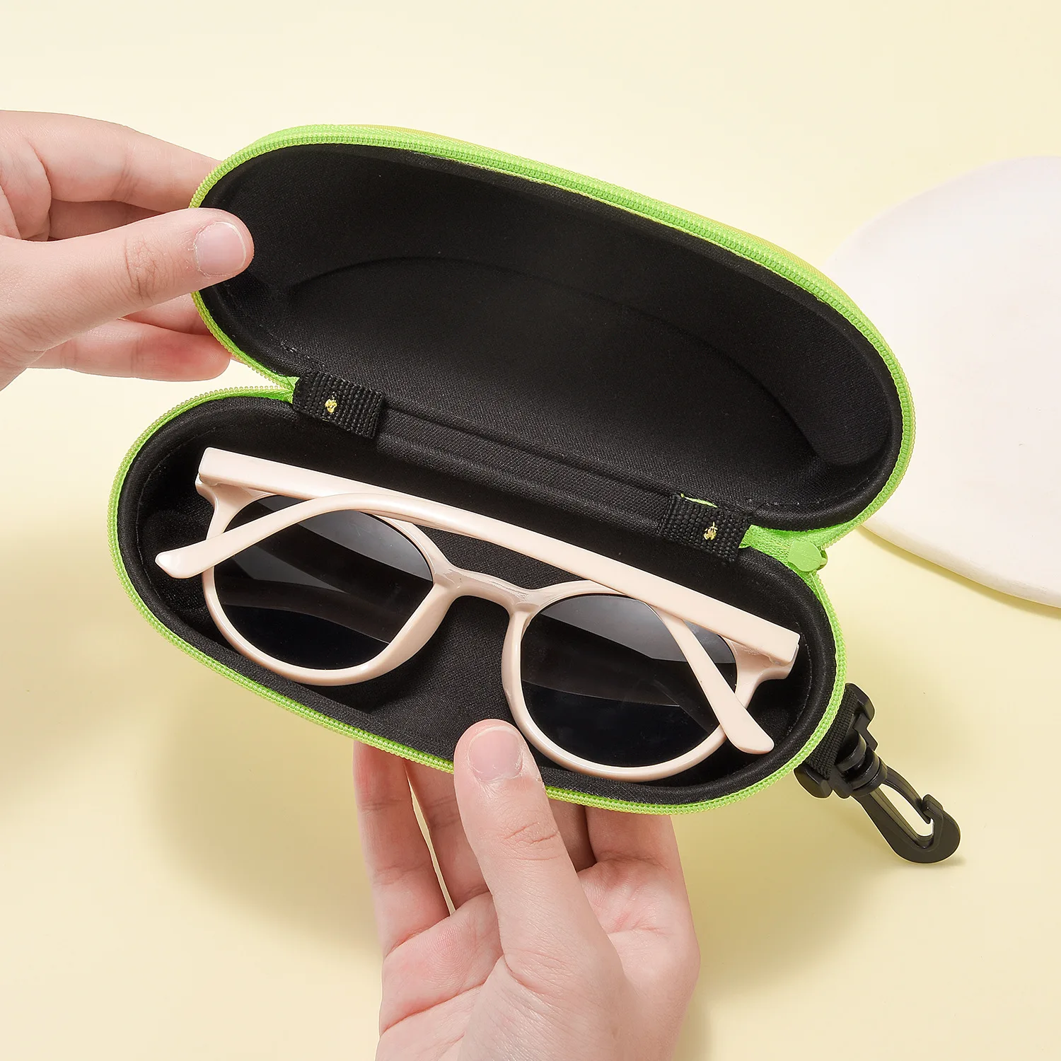 Custodia per occhiali da sole sportivi con design a gancio per un facile trasporto. La custodia per occhiali sportivi può essere appesa su una borsa. Custodia per occhiali da sole