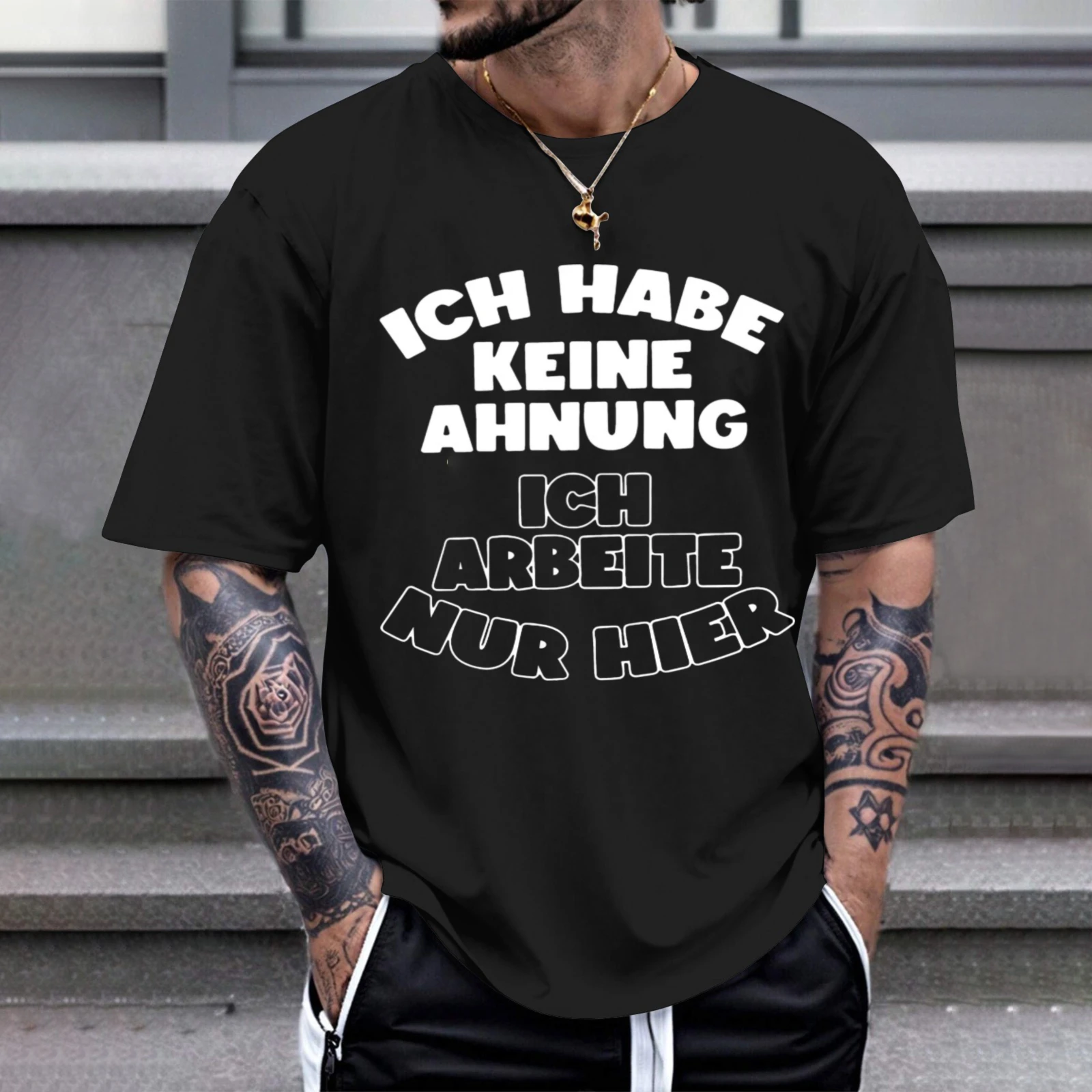 Herren-T-Shirt „Ich habe keine Ahnung, ich arbeite nur hier“ – Perfekt für Freizeitkleidung, Partys und Karnevalsoutfits