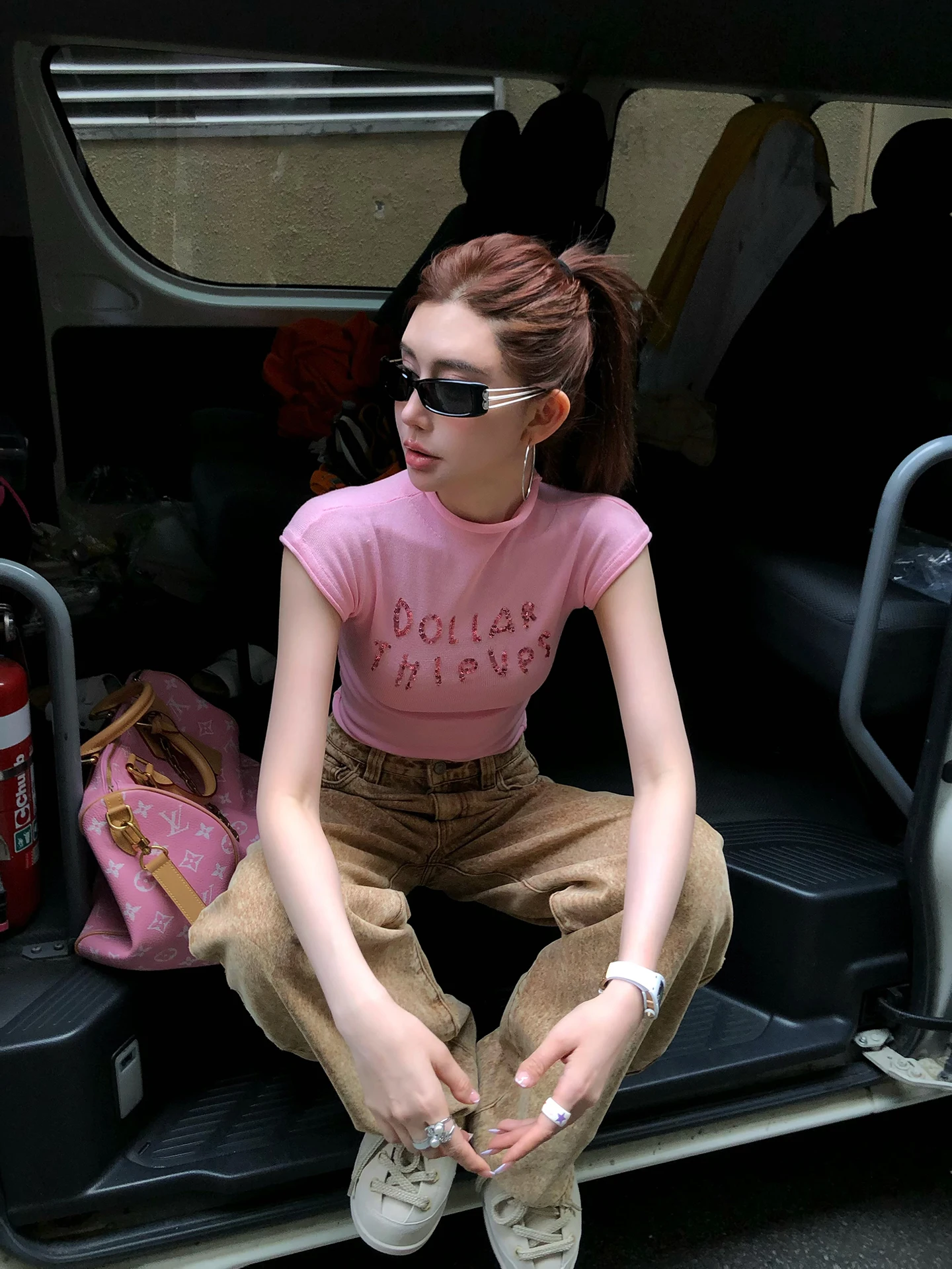 

Женская футболка Li Wan Jun Sweet Cool Pink Tone с высоким воротником, дизайн для ранней весны, с блестящей вышивкой, маленький высокий воротник K...