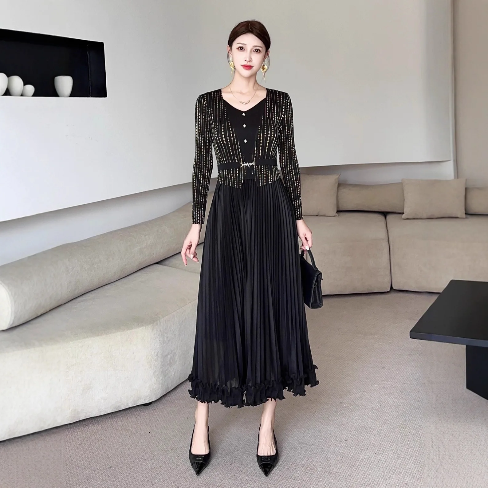 

Miyake Pleated Large Size Dress Women New Fashion Temperament V-neck Bronzing Waist Slimming Fungus Hem Large Hem Pleated Skirt