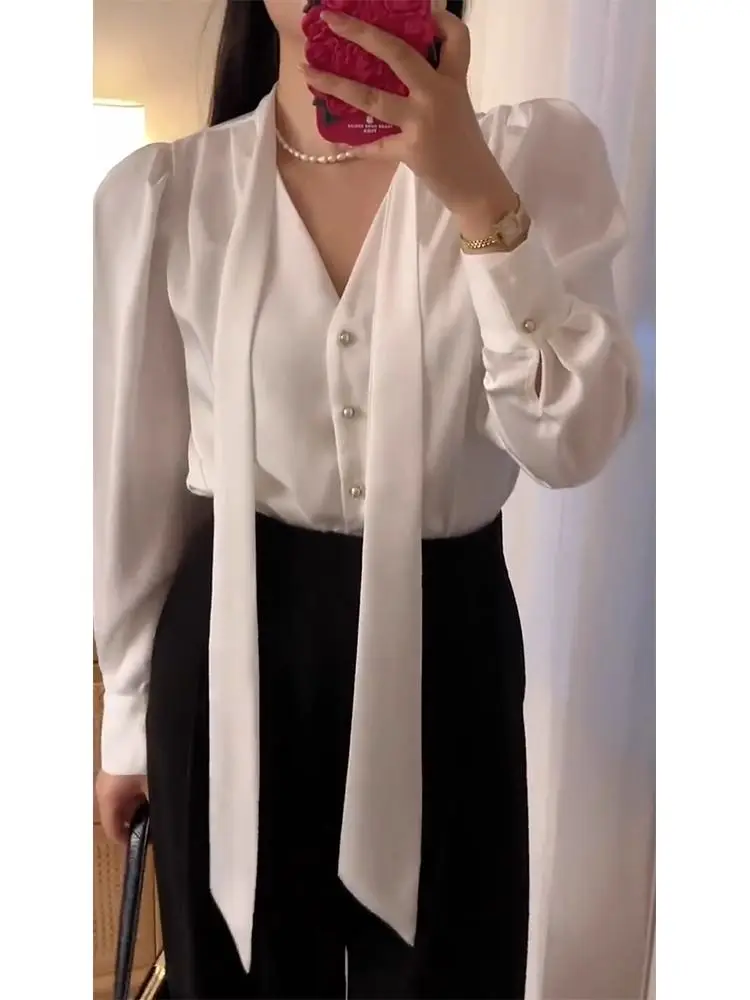 بلوزة نسائية أنيقة بياقة على شكل V وأكمام طويلة، تصميم عصري لفصلي الربيع والخريف مع خصر مطوي يُبرز الرشاقة، قميص فضفاض أنيق ل...