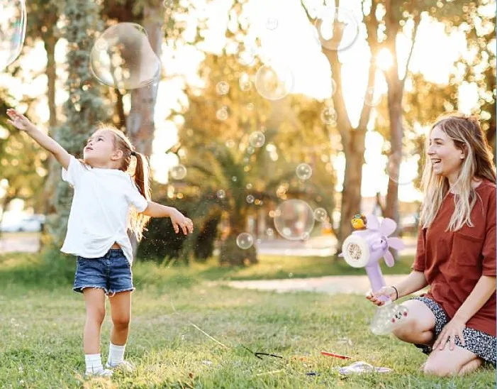 Bubble machine, giocattolo a bolle d'aria elettrico per bambini, completamente automatico e senza perdite