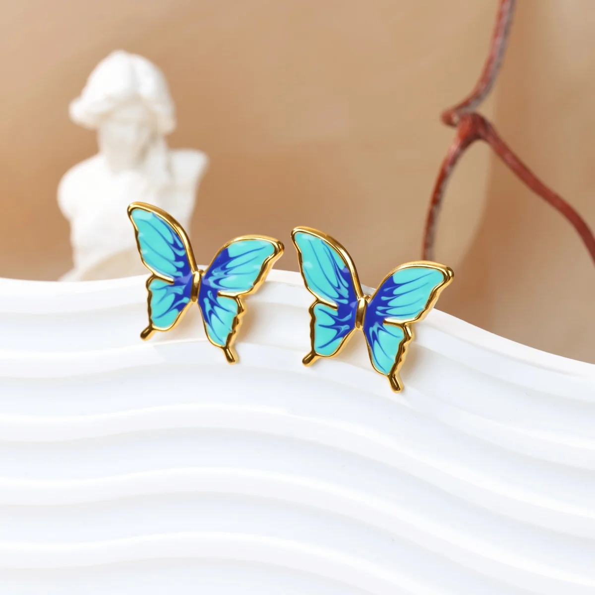 أقراط على شكل فراشة لطيفة للنساء من الفولاذ المقاوم للصدأ بأربعة أقراط على شكل زهرة البرسيم مجوهرات عصرية لحفلات الزفاف مقاومة للماء