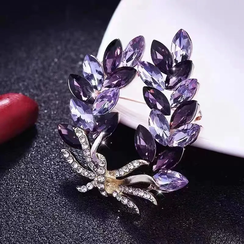 

High-end niche diamond-encrusted purple and gold flower brooch, an elegant and sophisticated brooch and pin accessory