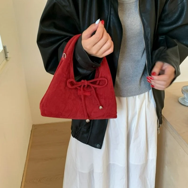 Tas Selempang Wanita Terbuat Dari Kulit Berkualitas Dengan Detail Klasik ​