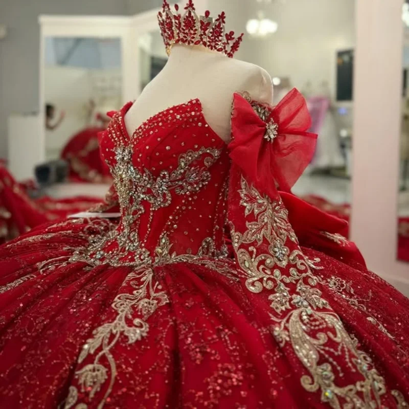 

Блестящие красные платья Quinceanera по индивидуальному заказу с открытыми плечами и аппликацией из кристаллов и блесток, многослойное платье с длинным хвостом и бантом, Vestido 15, Quinceanera