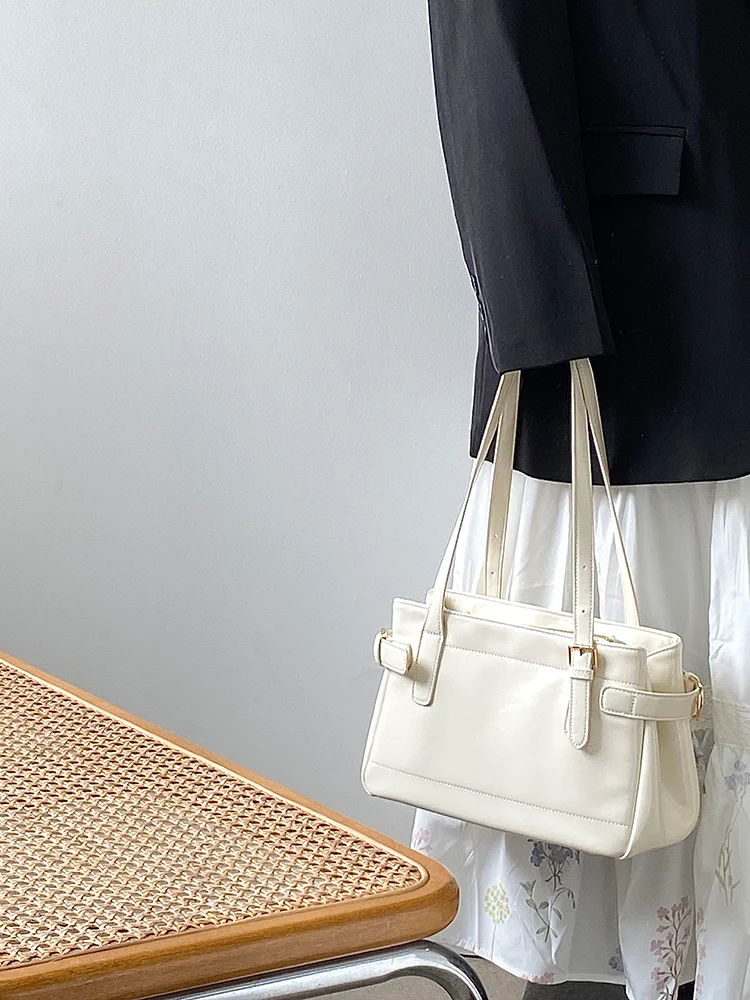 

2025 New Women's Bag Retro Korean High end Large Capacity Tote Bag Handheld Commuter Shoulder Bag Y2k Cool Girls Motorcycle Bag