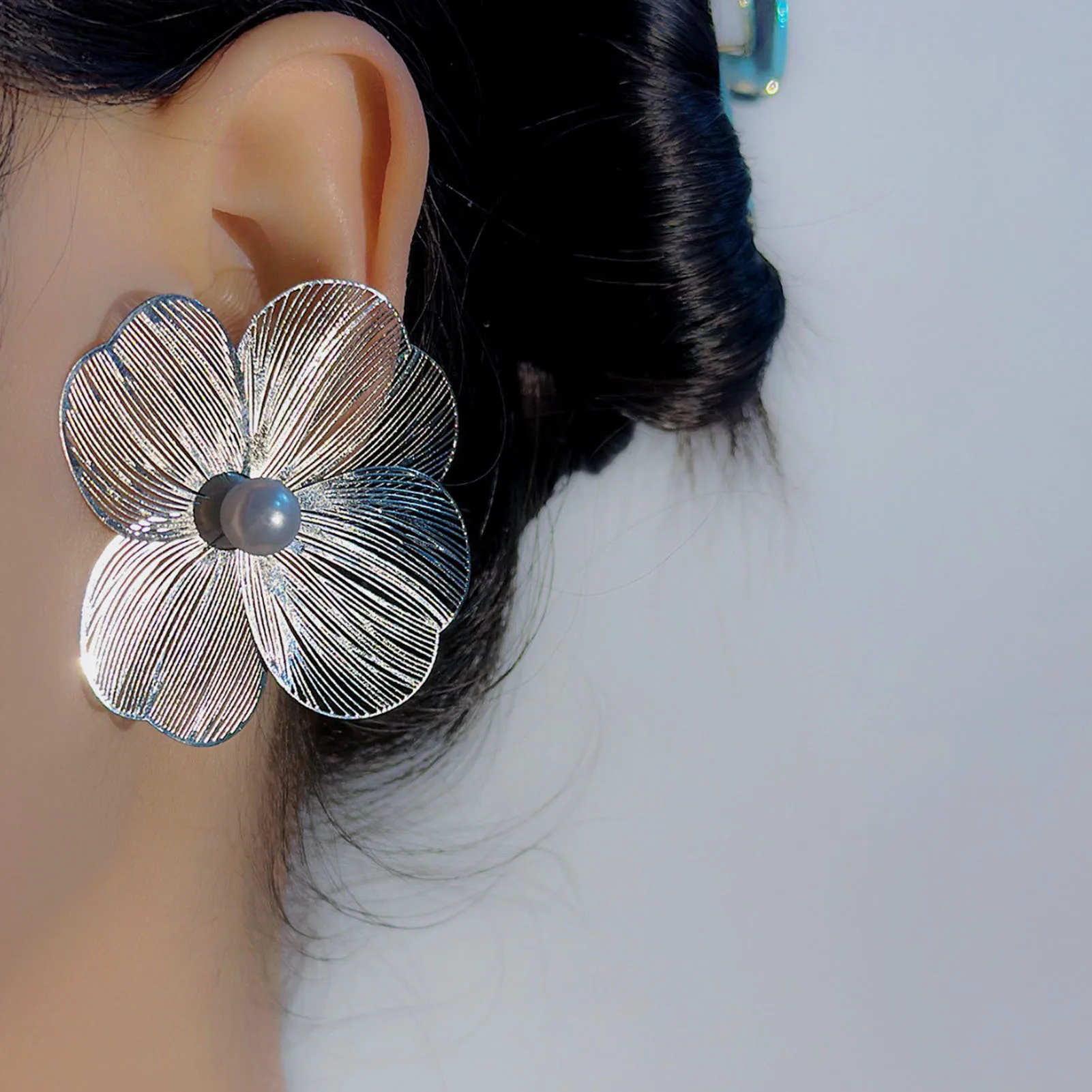 Flower Stud Earrings with Pearls Exquisite Striped Silver Metal Petal Earrings Gifts for Mom Wife Girlfriend