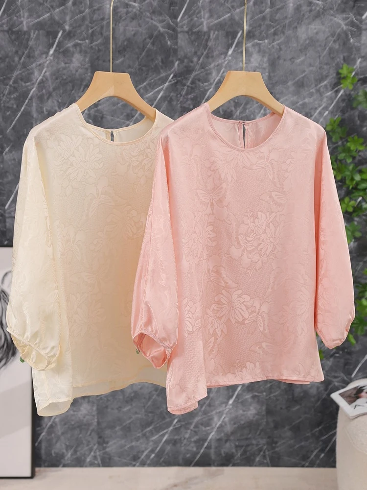 

Шелковая блузка Ele Pink Flower Brocade с рукавами-фонариками из натурального шелка, мягкая и нежная на ощупь, для создания омолаживающего образа в восточном стиле.