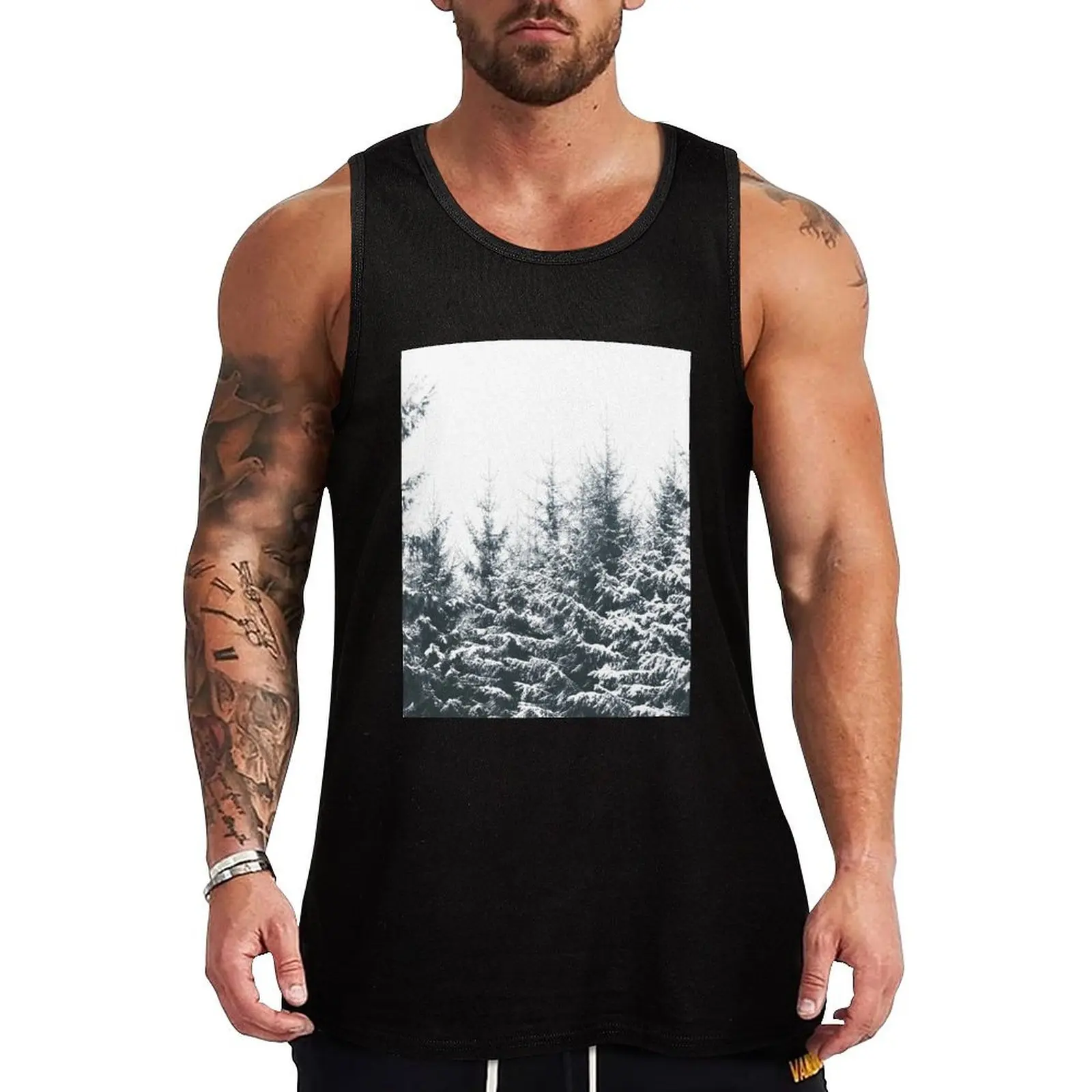 冬に//ミスティムーディーフォギーミルキーウッズワンダーランドの森と雪に覆われたカスカディアの木タンクトップノースリーブシャツ男