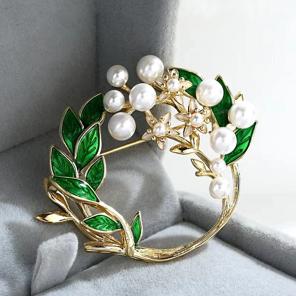 Moda Emaye Gardenya Broş Altın Kaplama Inci Çiçek Çelenk Yaka Iğnesi Kadın Kız Elbise Takım Elbise Ceket Dekor Aksesuarları