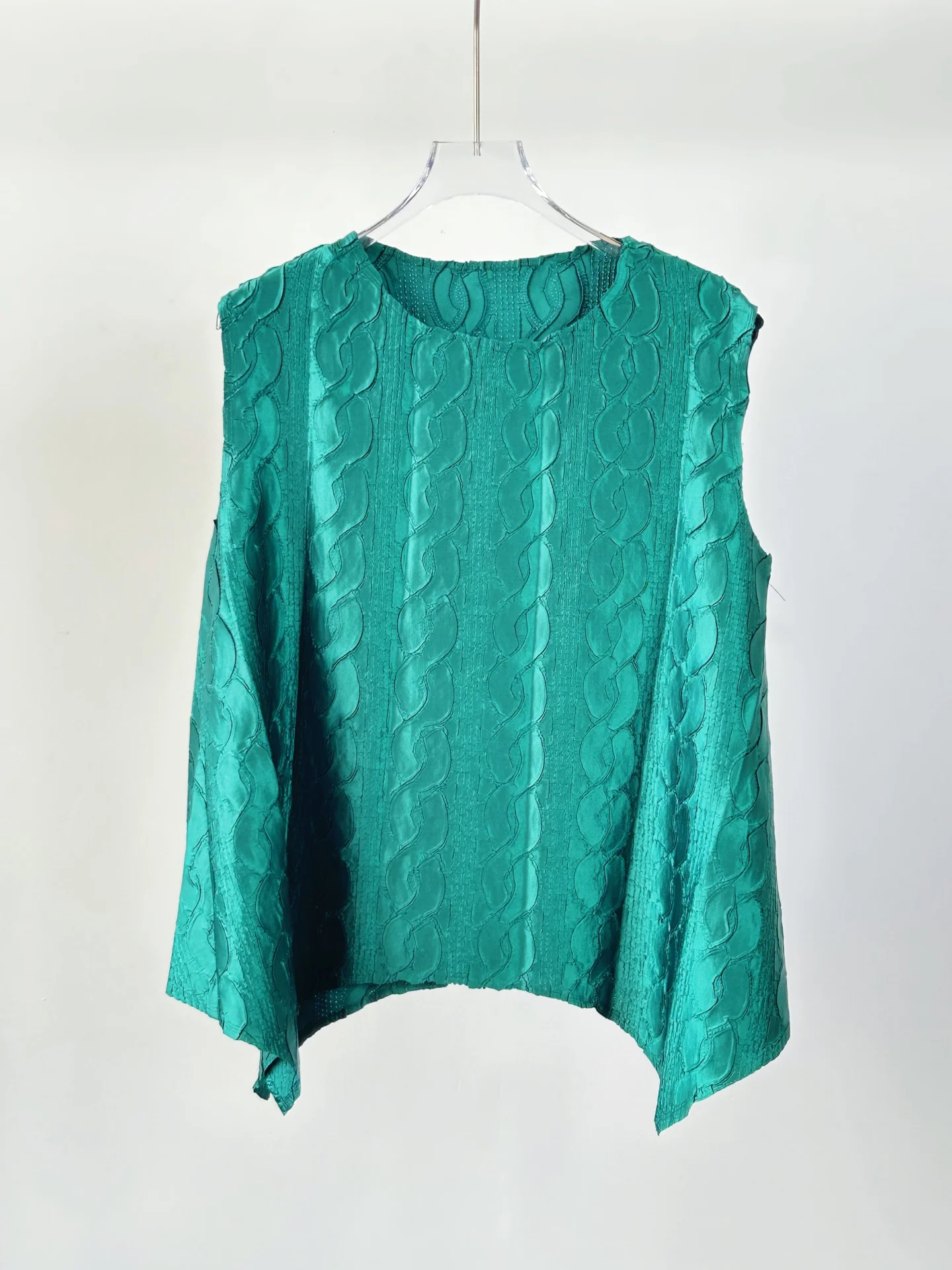 

YUDX Miyake Pleated Women Sleeveless Loose Blouse Solid Color Casual Summer Vacation Chic Elegant Breathable Top New Collection