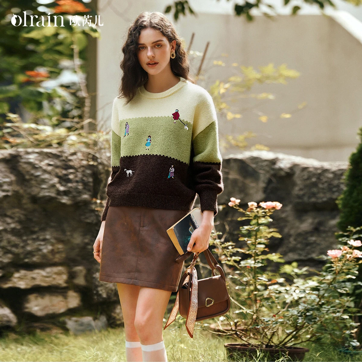 OLrain المرأة متماسكة سترة 2025 الخريف كتلة اللون المطرزة س الرقبة طويلة الأكمام البلوز نمط غير رسمي كسول O57DM002331